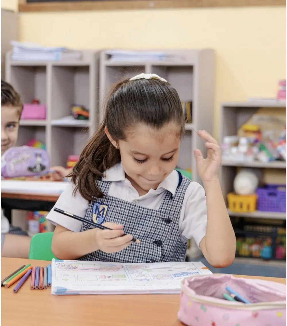 Alumna del Colegio María Fernanda trabajando en su cuaderno