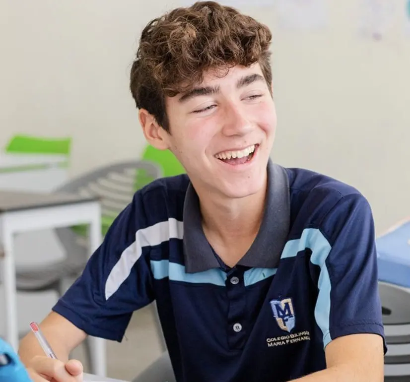 Alumno de secundaria del Colegio María Fernanda sonriendo en clase