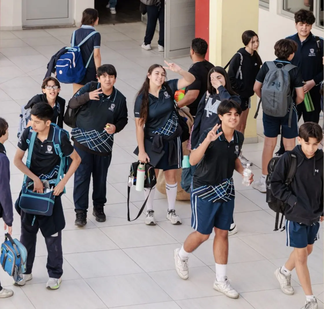 Alumnos del Campus Garzas del Colegio María Fernanda saludando en el patio