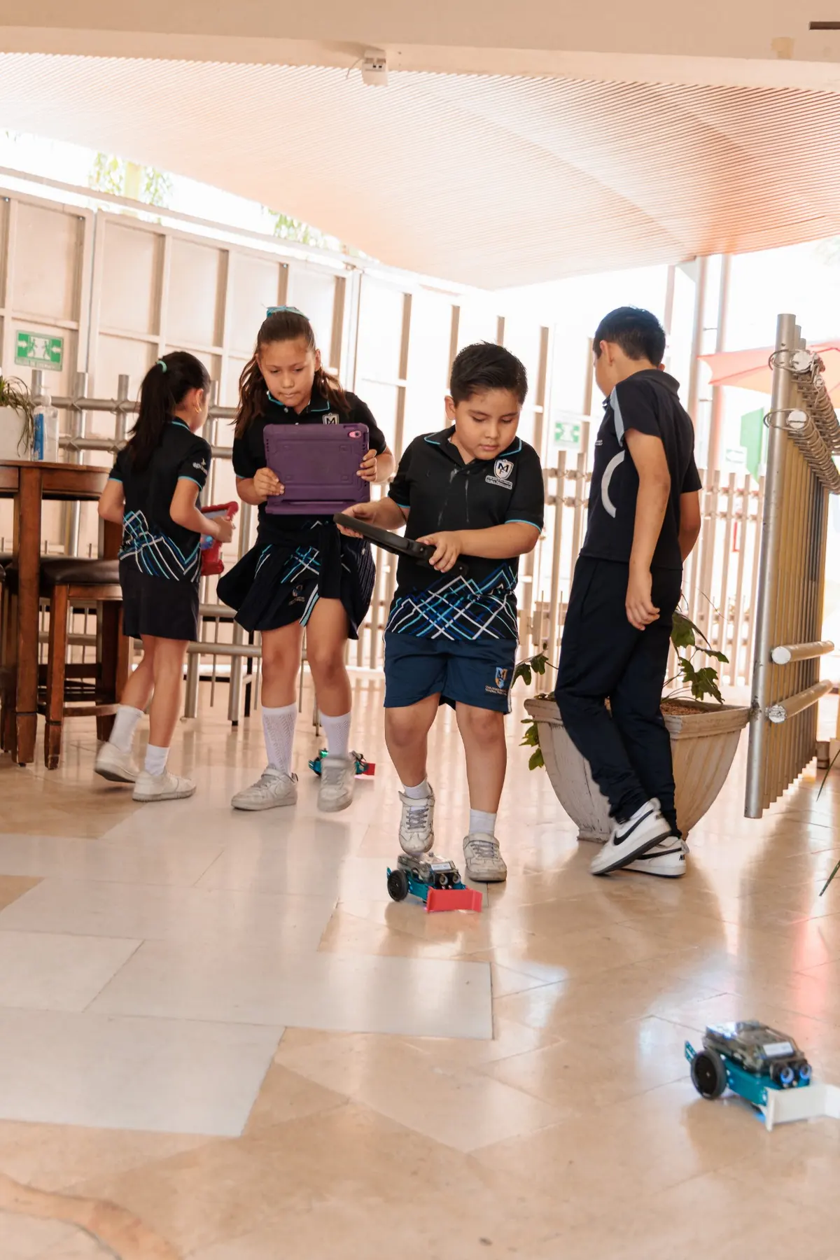 Alumnos de primaria del Campus Melitón programando robots con su iPad