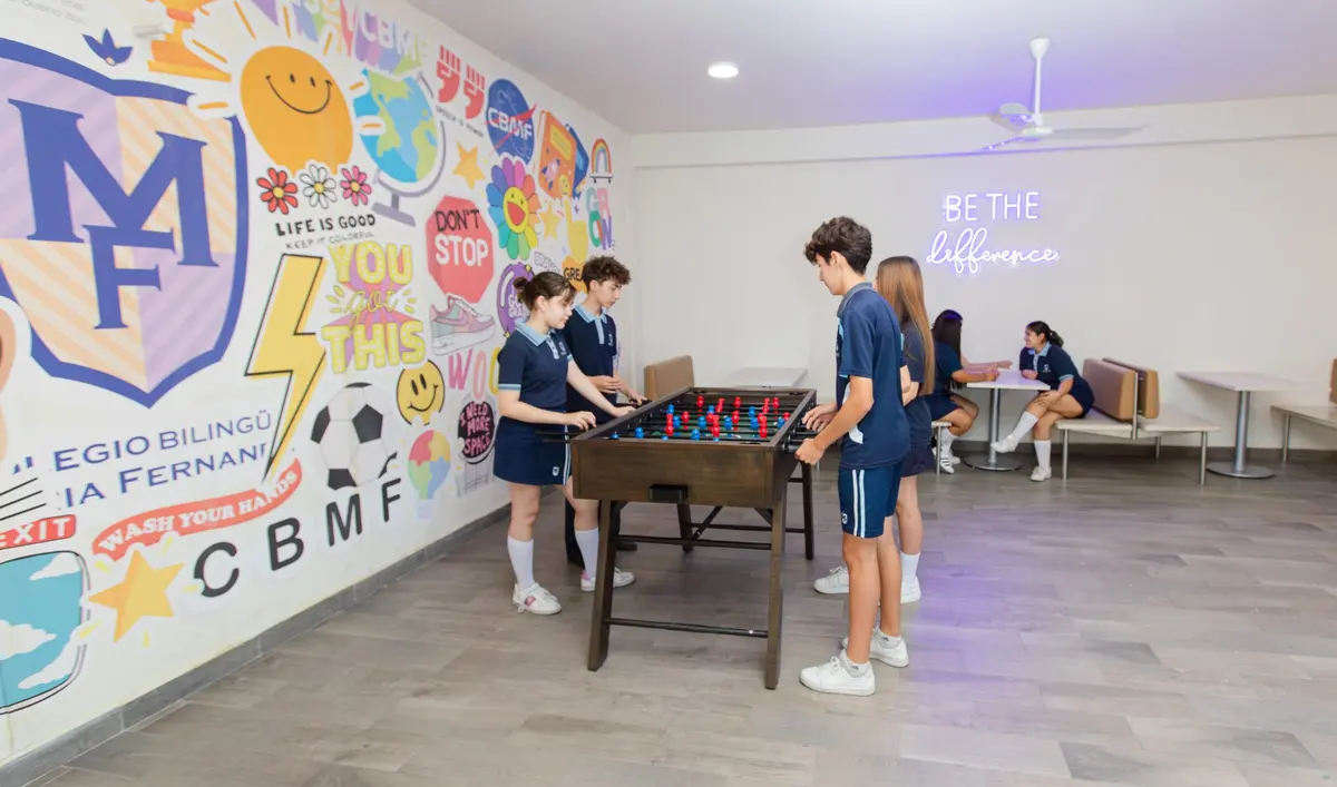 Alumnos jugando futbolito en la sala de alumnos del Campus Garzas